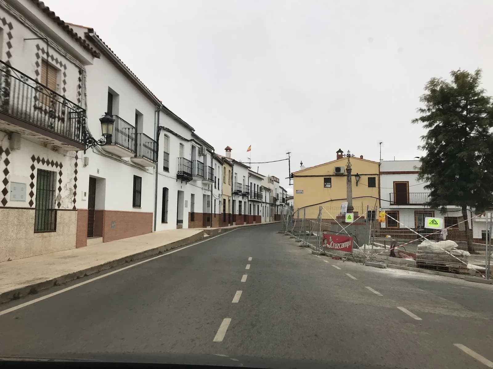 Aparcamiento gratuito en Plaza Manzanares en Alanís (Sevilla)