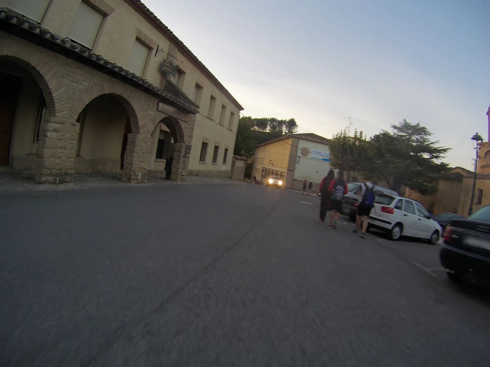Aparcamiento gratuito en Plaza Padre Guillermo Zicke (Pozandi) en Puente la Reina/Gares (Navarra)