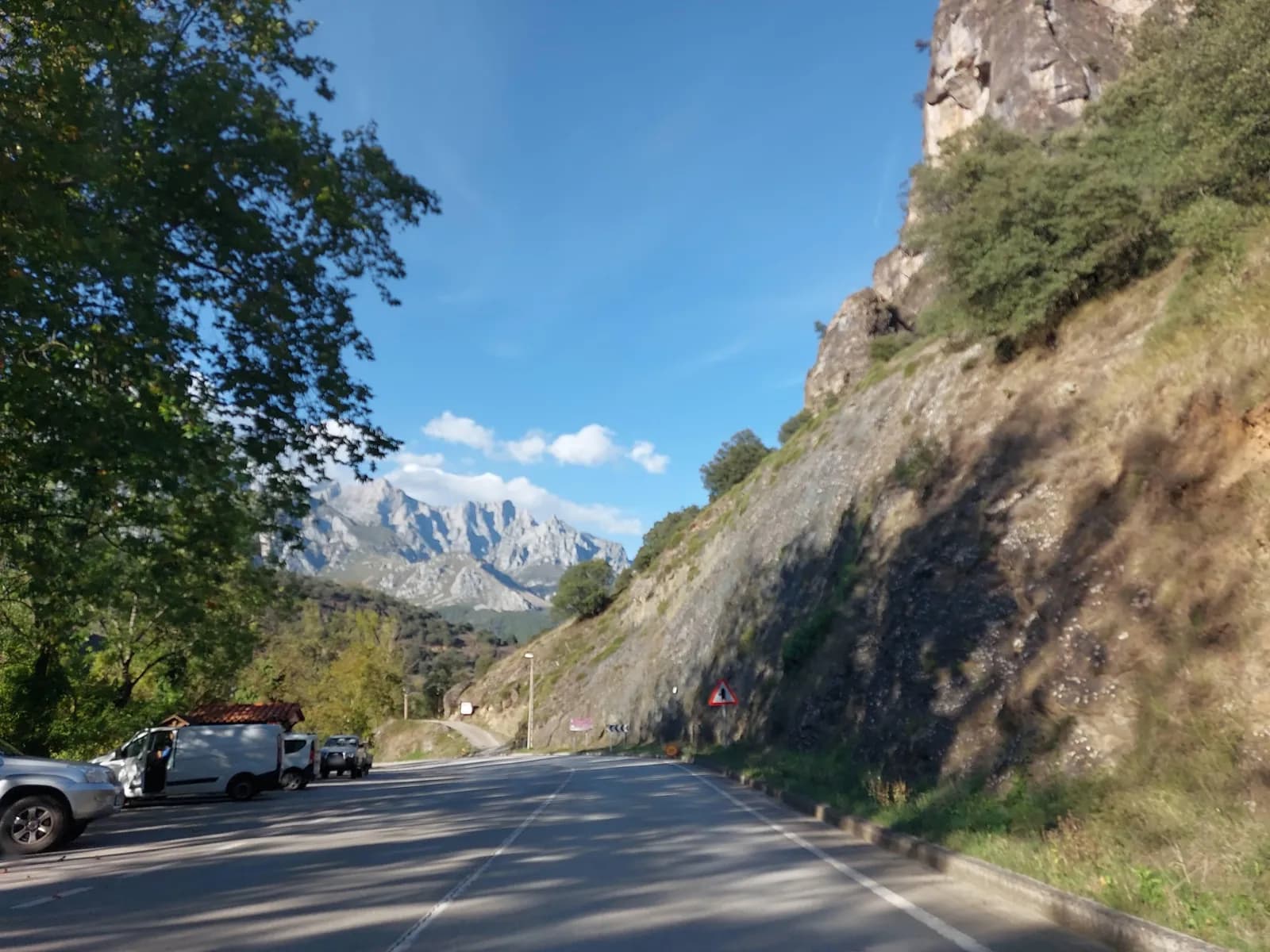 Parking gratis en Los Llanos, carretera de Fuente Dé (Camaleño) en Camaleño (Cantabria)