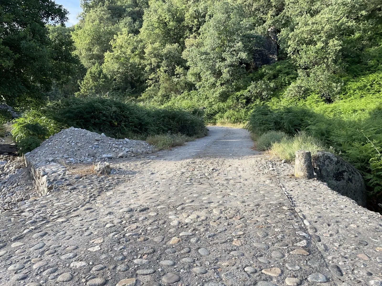 Aparcamiento gratuito en Puente de Los Ojos en Madrigal de la Vera (Cáceres)