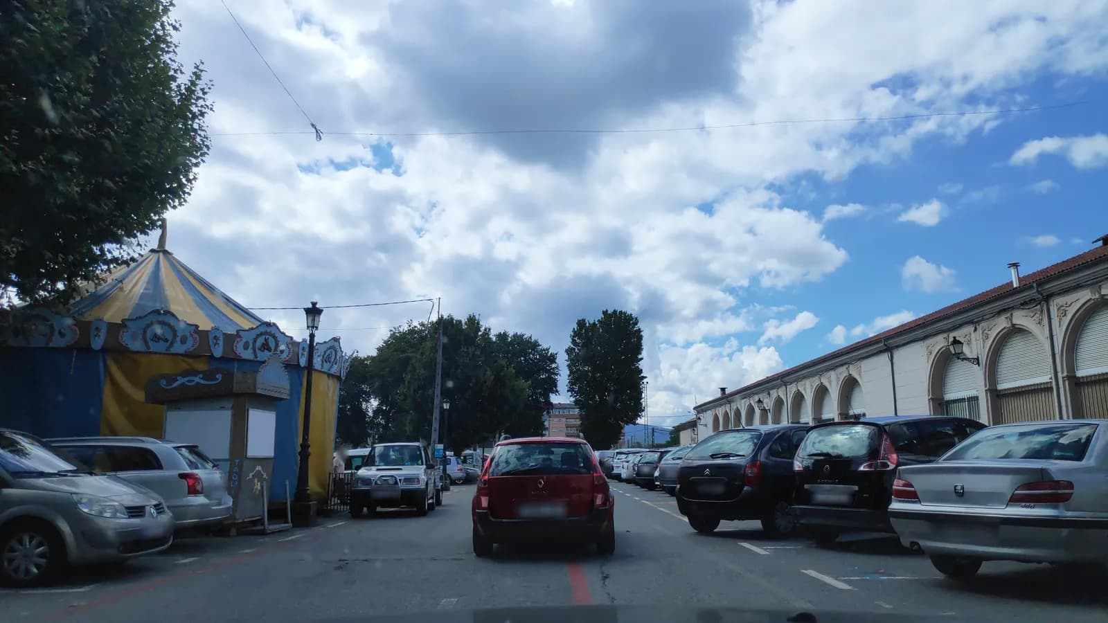 Parking gratis en la Rúa Porta de Fondo de Vila (Padrón) en Padrón (A Coruña)