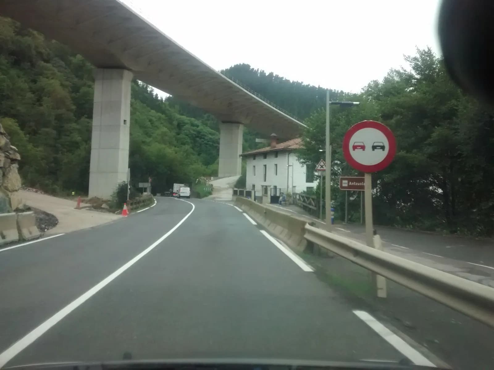 Aparcamiento gratuito en Uzarraga auzoa en Antzuola (Gipuzkoa)