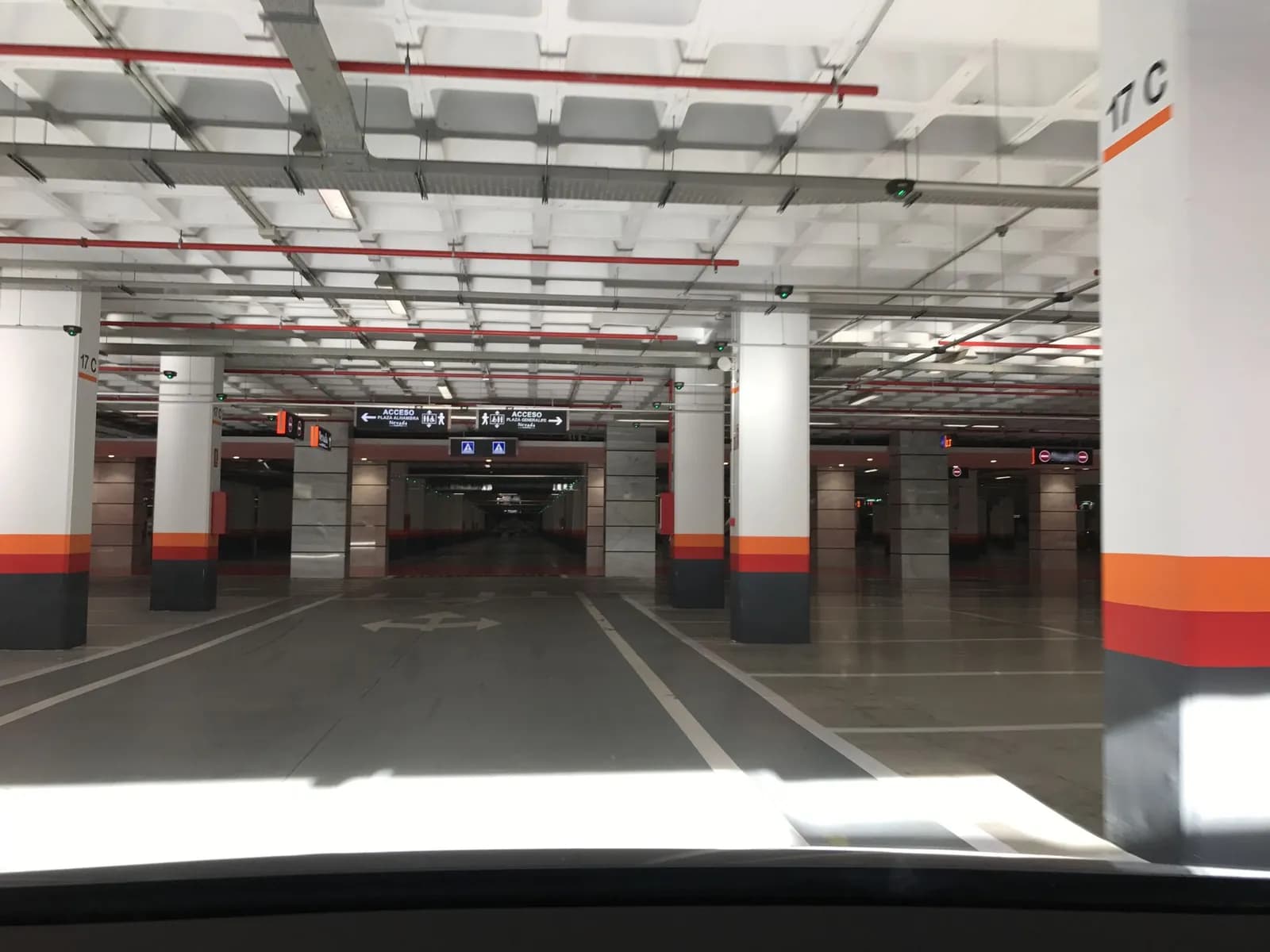 Aparcamiento subterráneo de Nevada Shopping en Armilla (Granada)