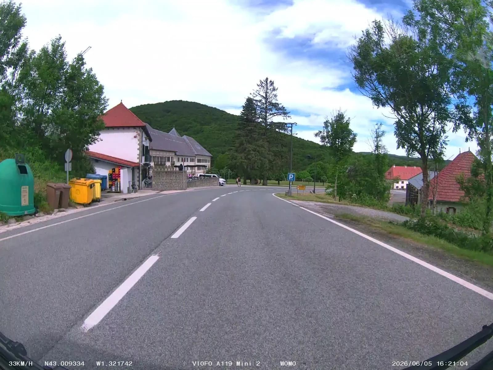 Área de aparcamiento cerca de Real Colegiata de Roncesvalles en Orreaga/Roncesvalles (Navarra)
