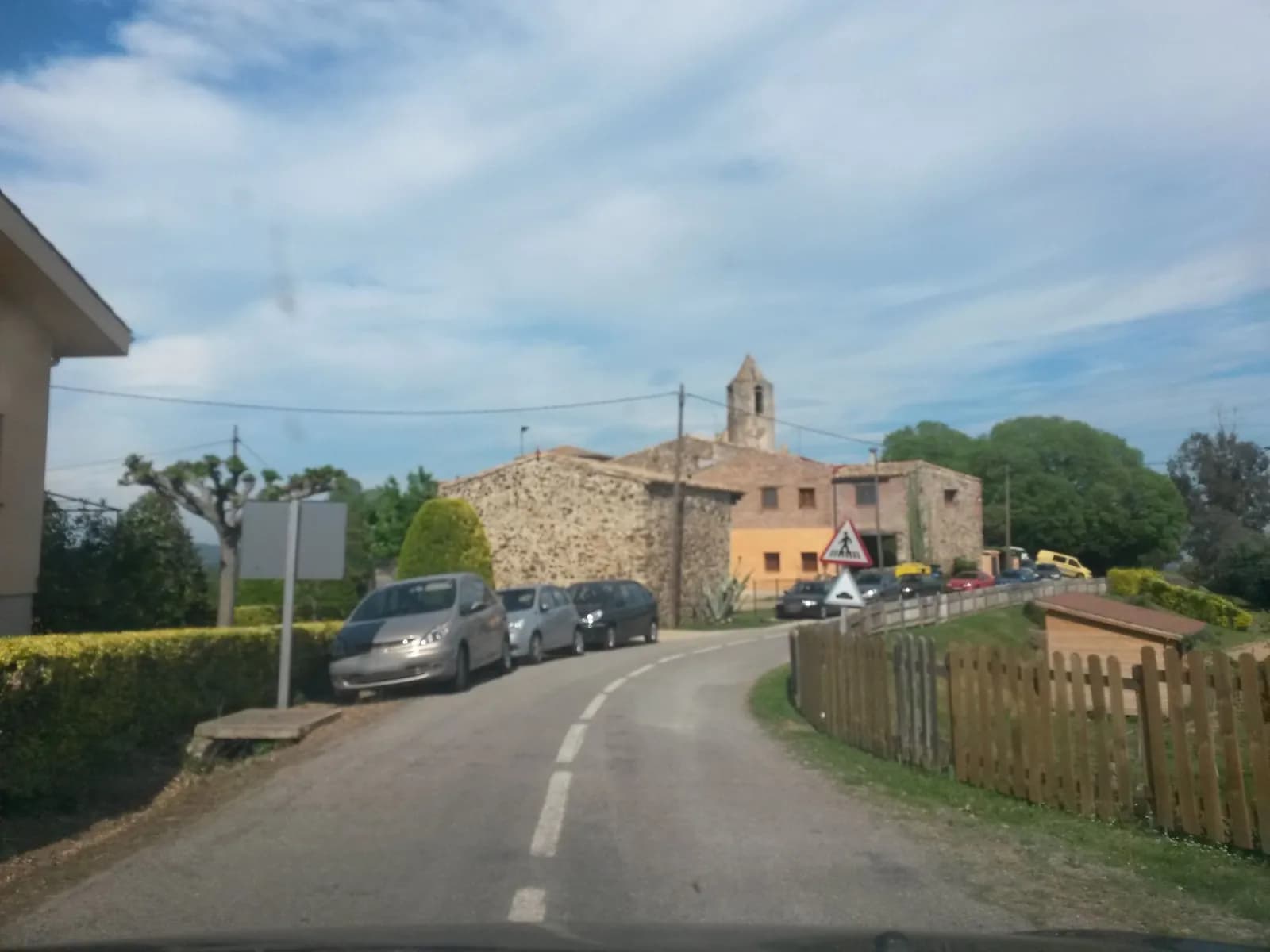 Área de aparcamiento en el centro de Brunyola en Brunyola (Girona)