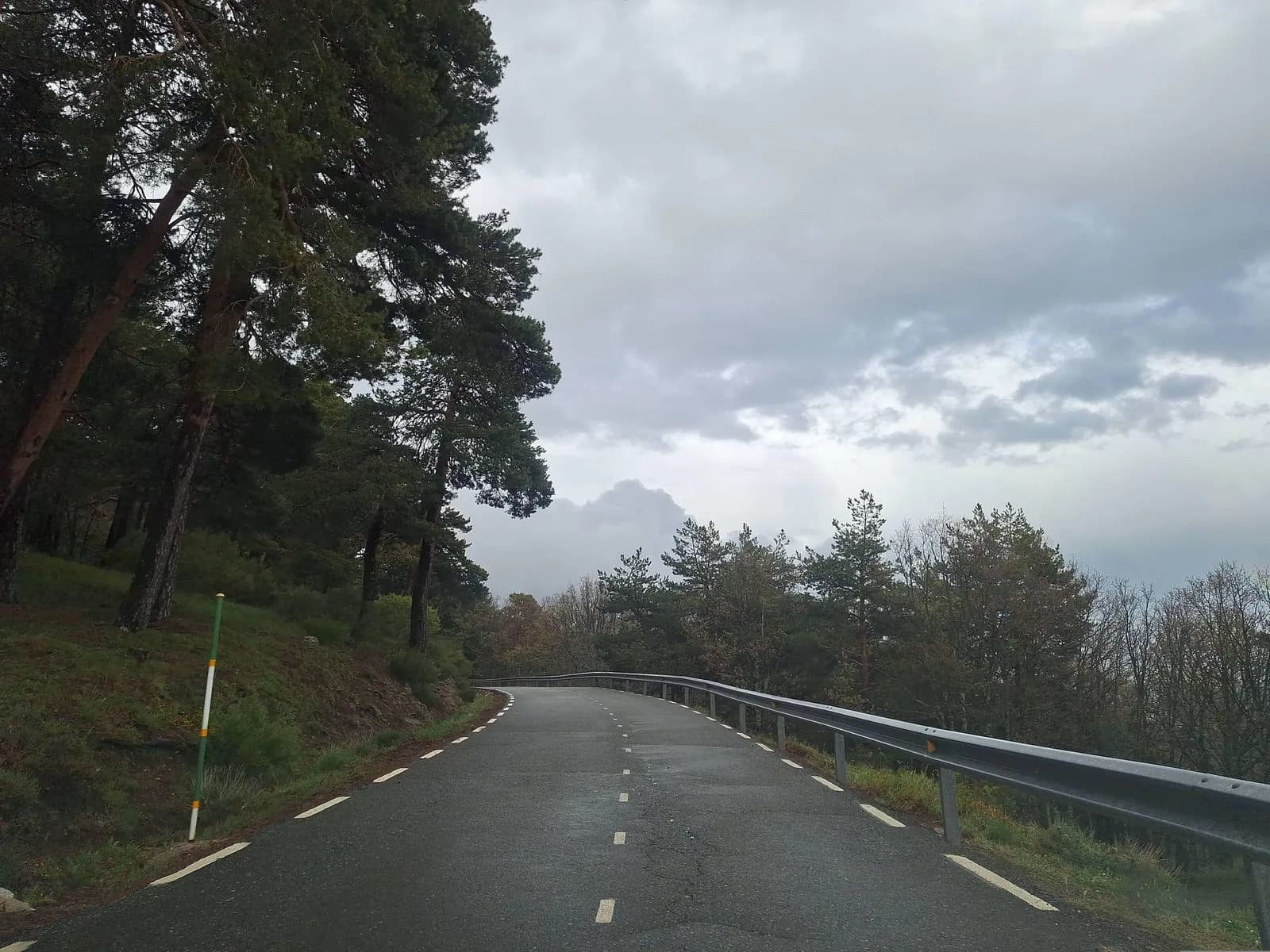 Área de aparcamiento en el noroeste de Lozoya en Lozoya (Madrid)