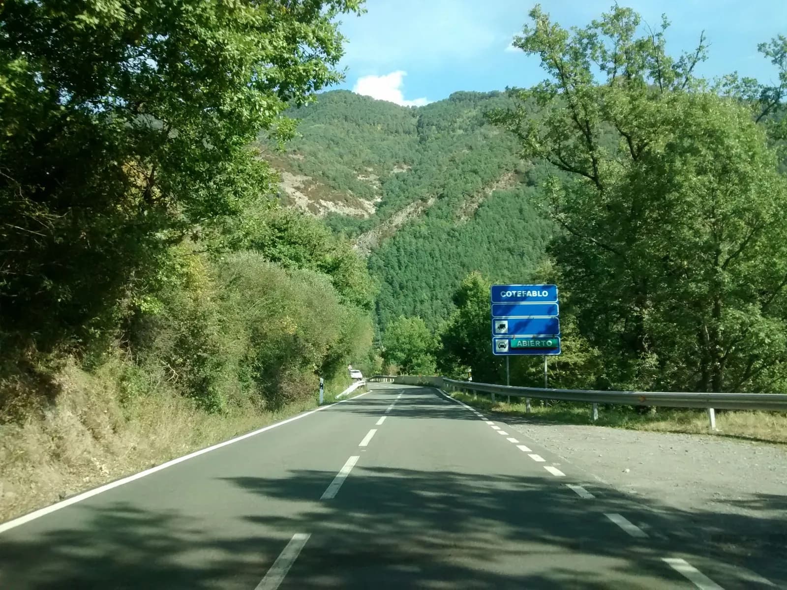 Área de aparcamiento en el norte de Broto en Broto (Huesca)