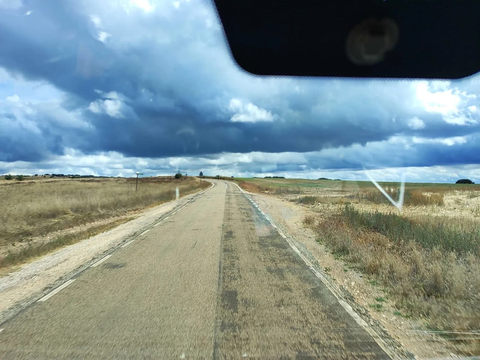 Área de aparcamiento en el norte de Merindad de Río Ubierna en Merindad de Río Ubierna (Burgos)