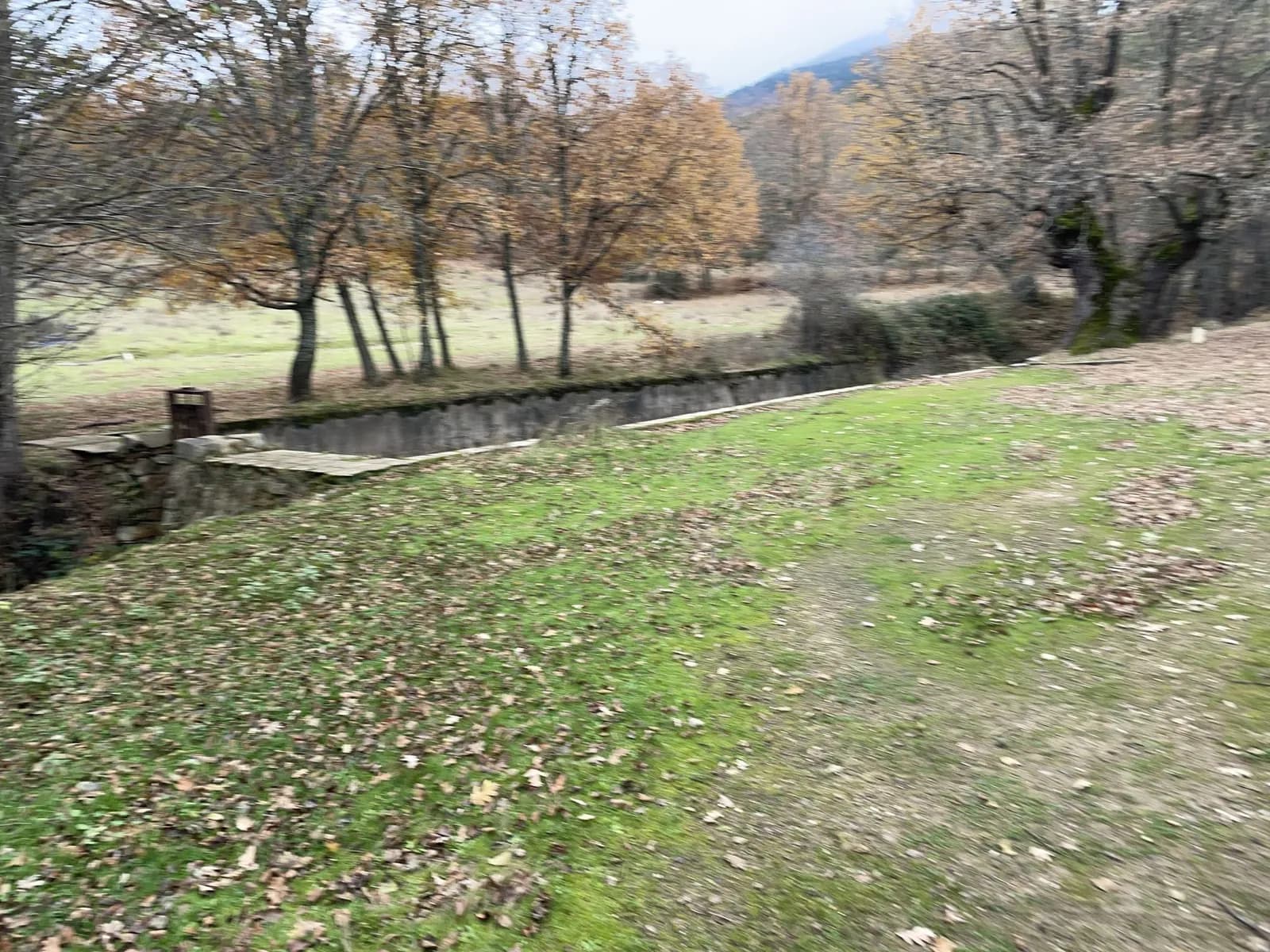 Área de aparcamiento en el oeste de Puebla de la Sierra en Puebla de la Sierra (Madrid)