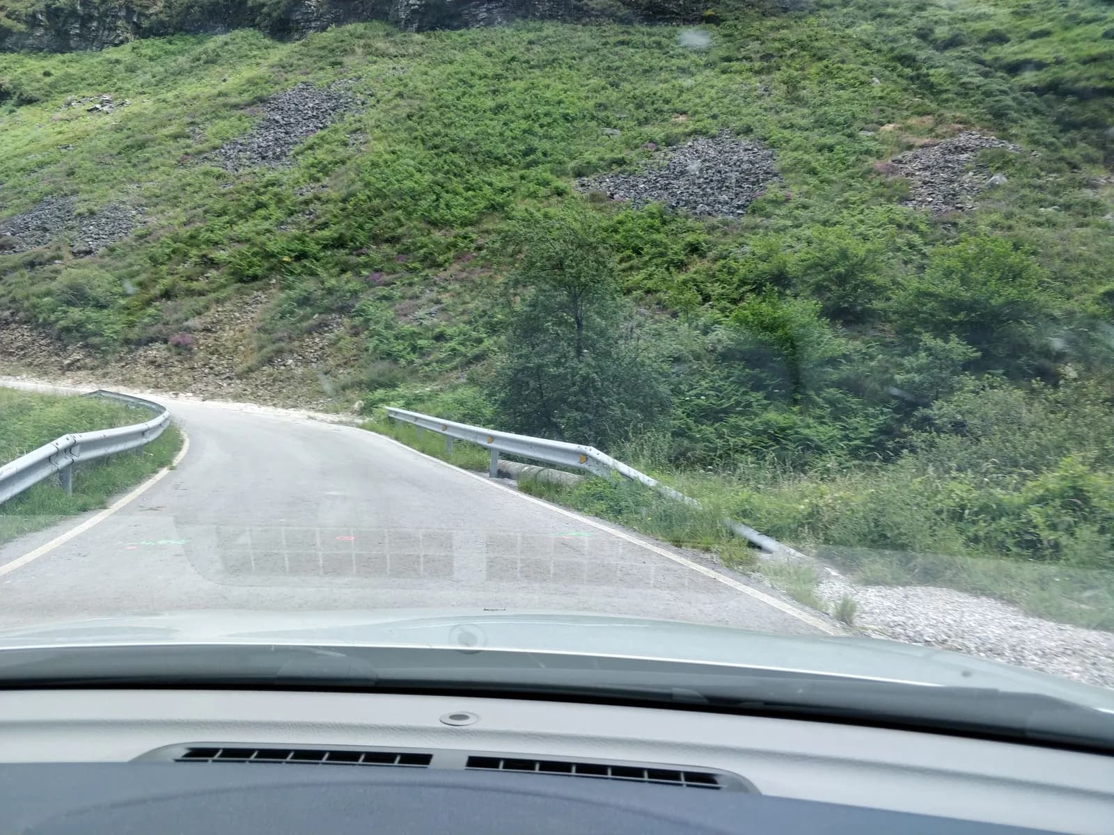 Área de aparcamiento en el sureste de Vega de Pas en Vega de Pas (Cantabria)