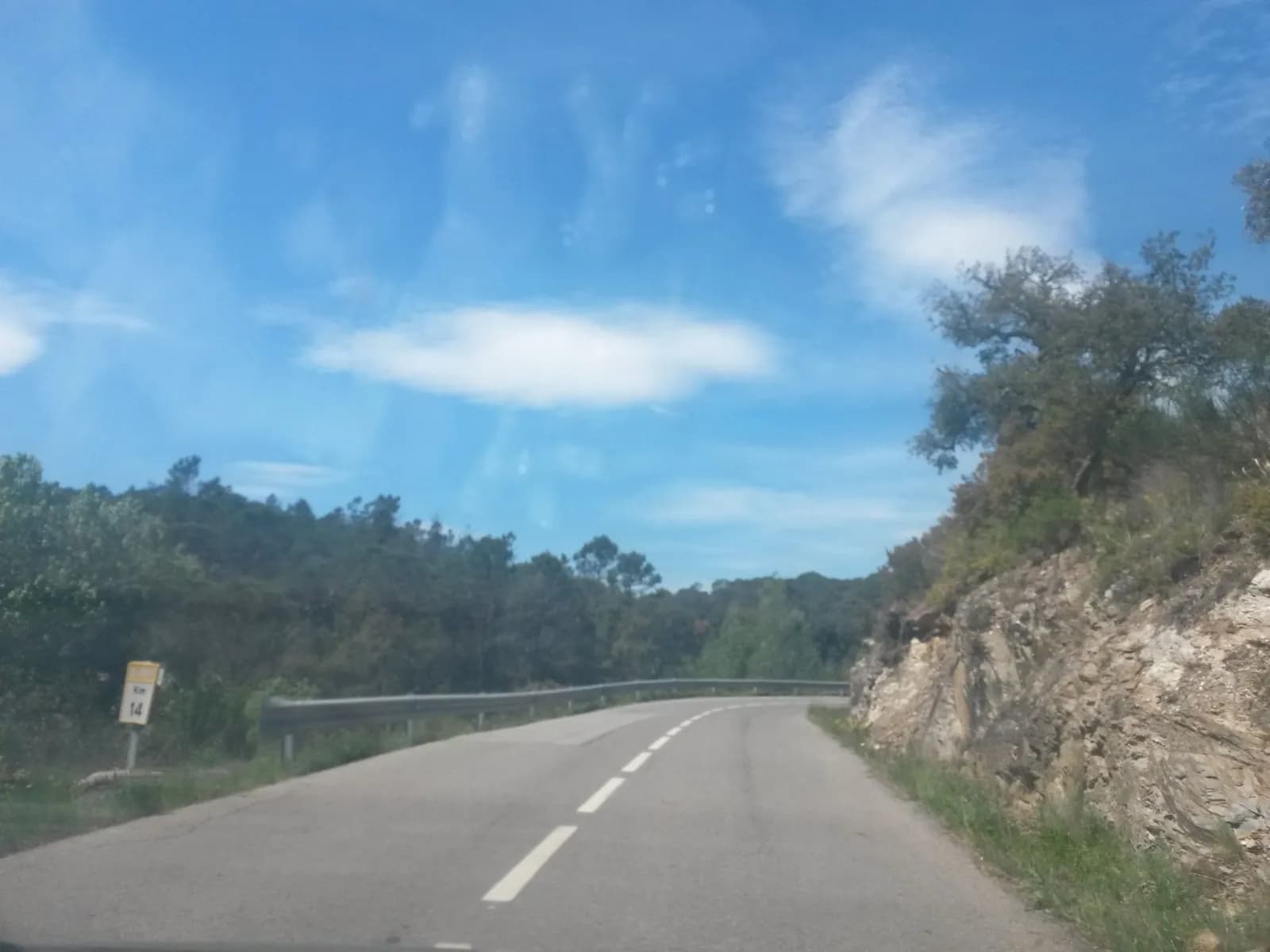 Área de aparcamiento en el suroeste de Cruïlles, Monells i Sant Sadurní de l'Heura en Cruïlles, Monells i Sant Sadurní de l'Heura (Girona)