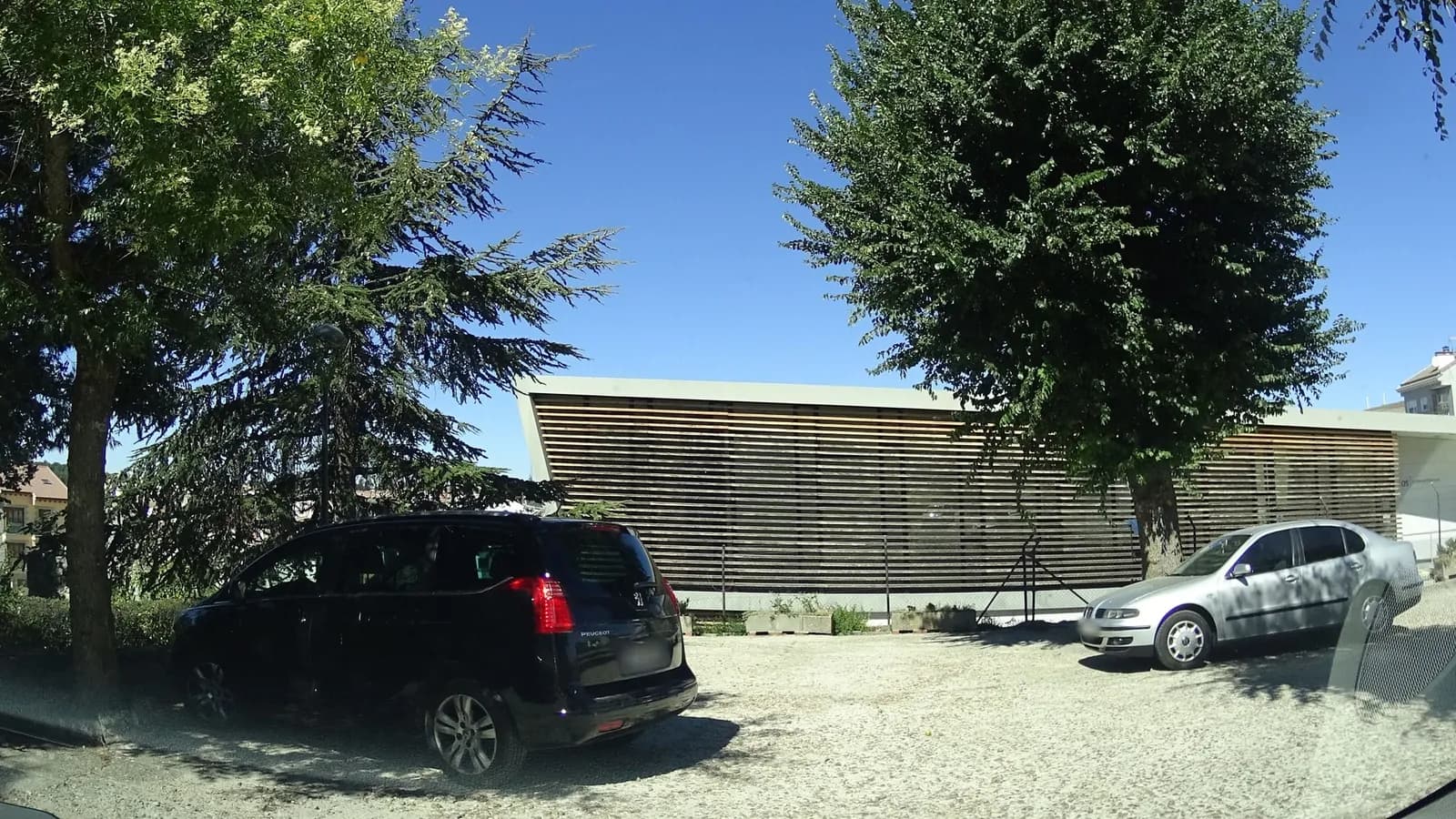 Parking del Castillo de Magalia en Las Navas del Marqués (Ávila)