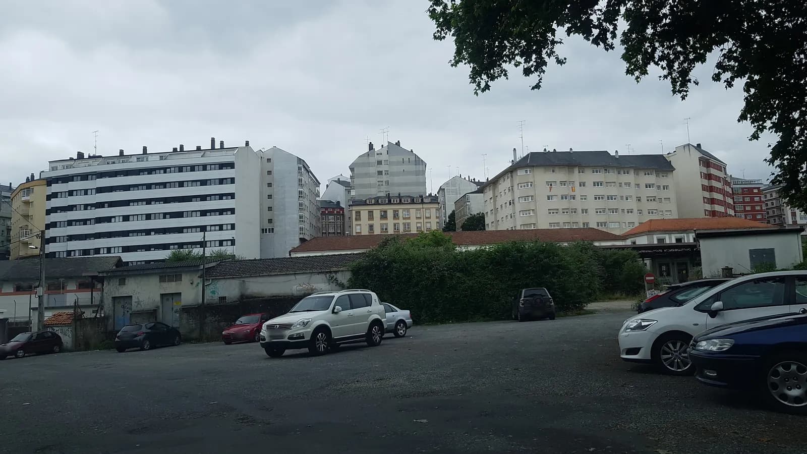 Parking gratuito en Camiño de Friás, junto a la estación de Lugo en Lugo