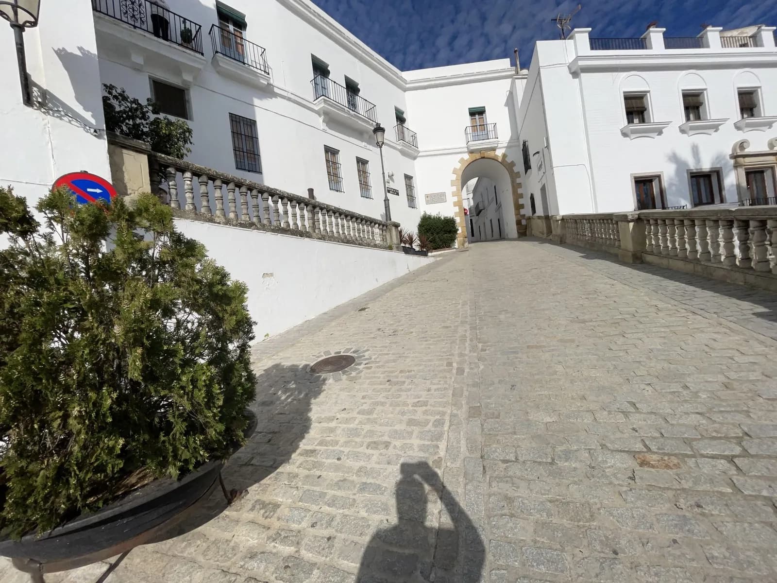 Parking gratuito Plaza Manzanares en Vejer de la Frontera (Cádiz)