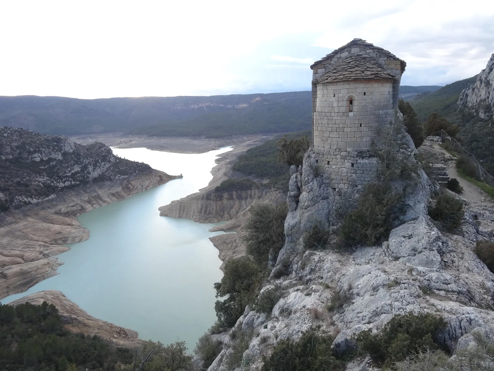 Castell i capella de la Mare de Déu de la Pertusa