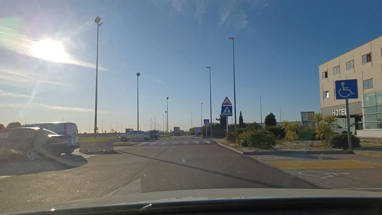 Parking gratuito en la Autovía del Mediterráneo (Torrent) en Torrent (Valencia)
