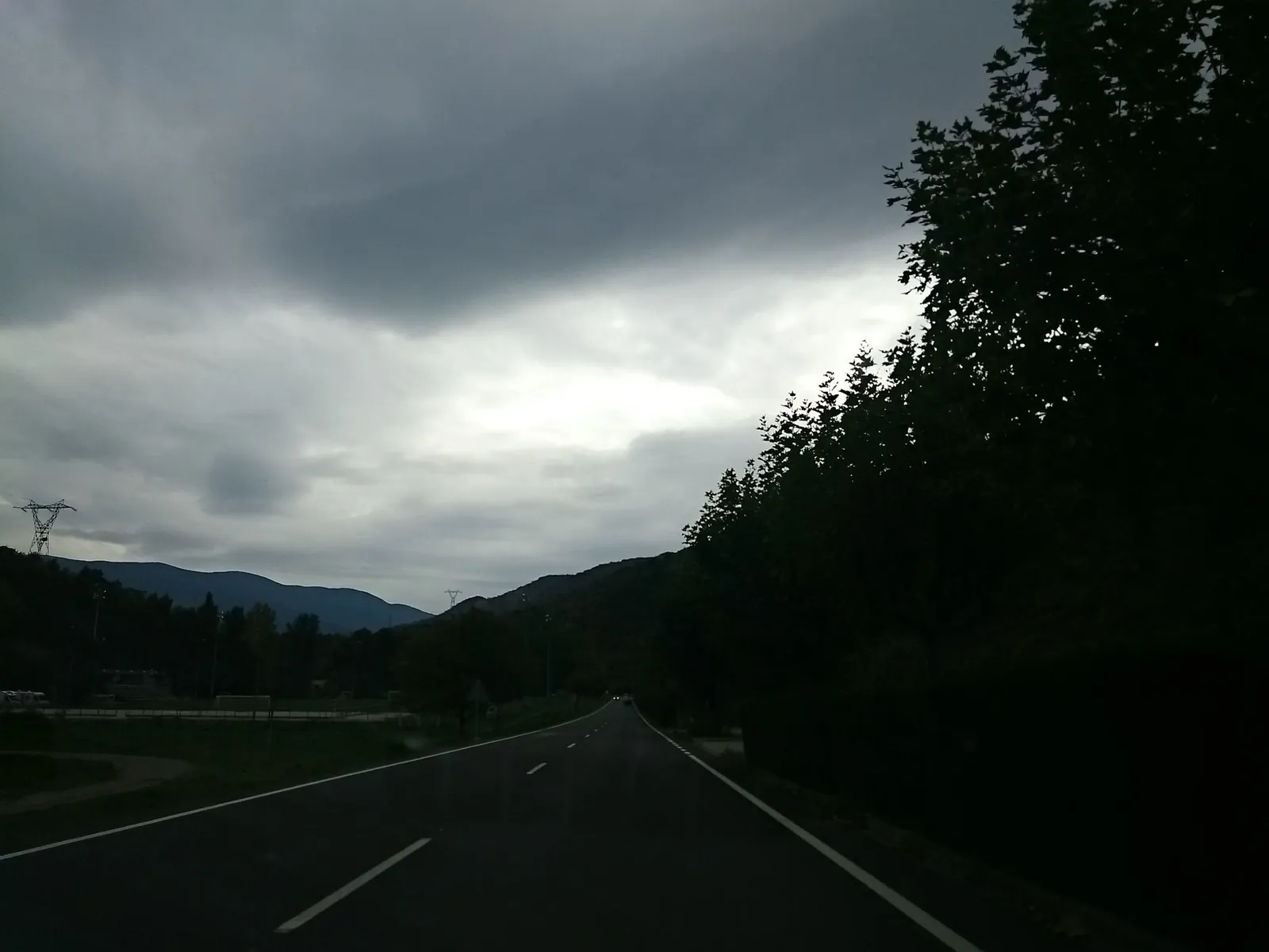 Parking gratis junto a la C-13 Eix del Pallars, Rialp en Rialp (Lleida)
