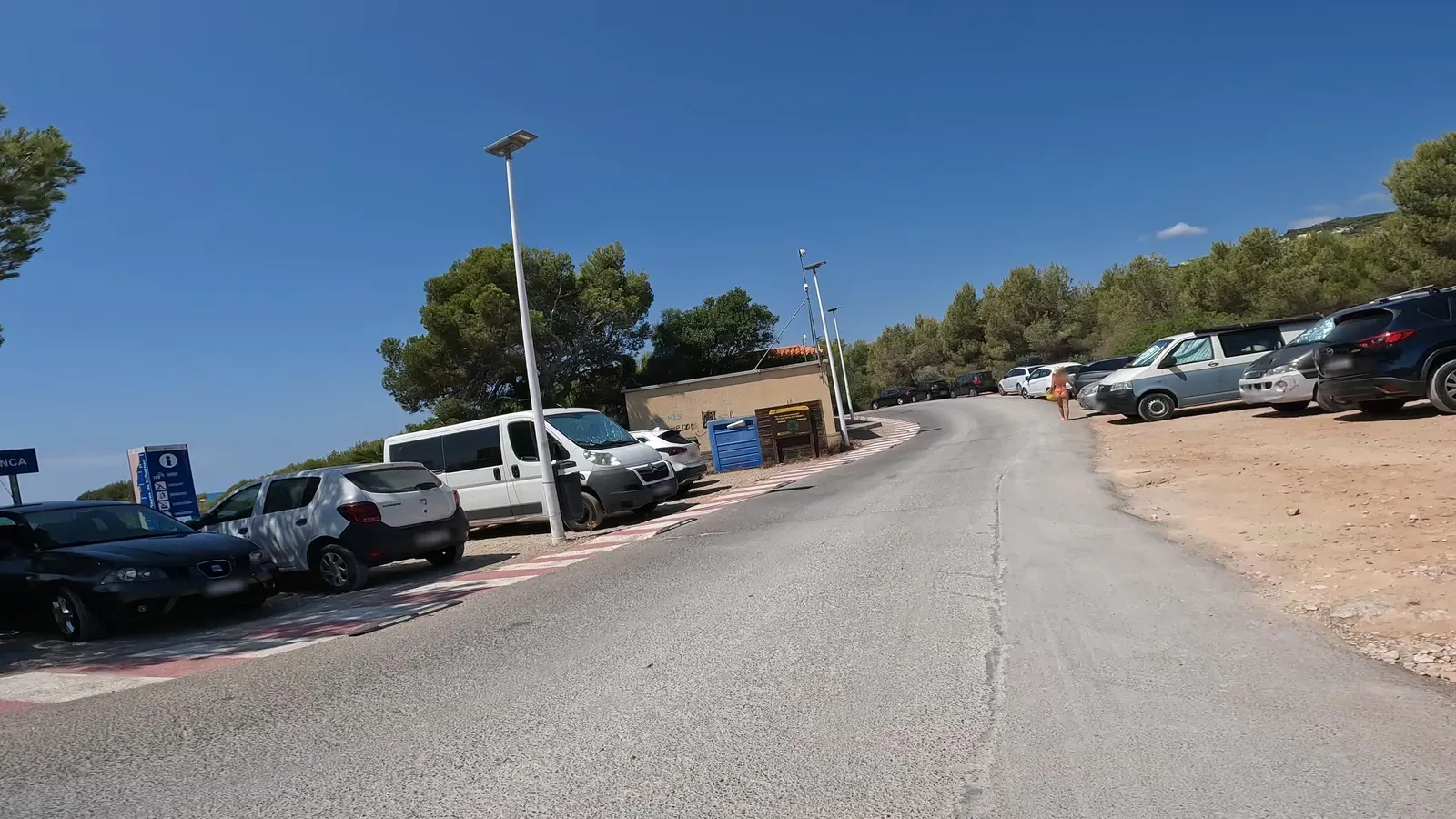 Parking gratuito junto a Cala Blanca, Alcossebre en Alcalà de Xivert (Castellón)