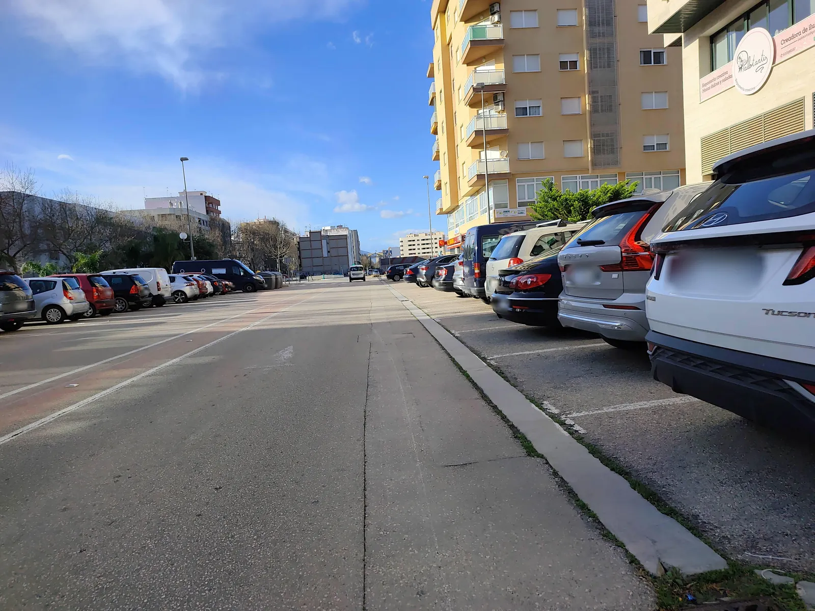 Parking gratuito en la Platja d'Oliva (Carrer Mestre Sanchis) en Oliva (Valencia)