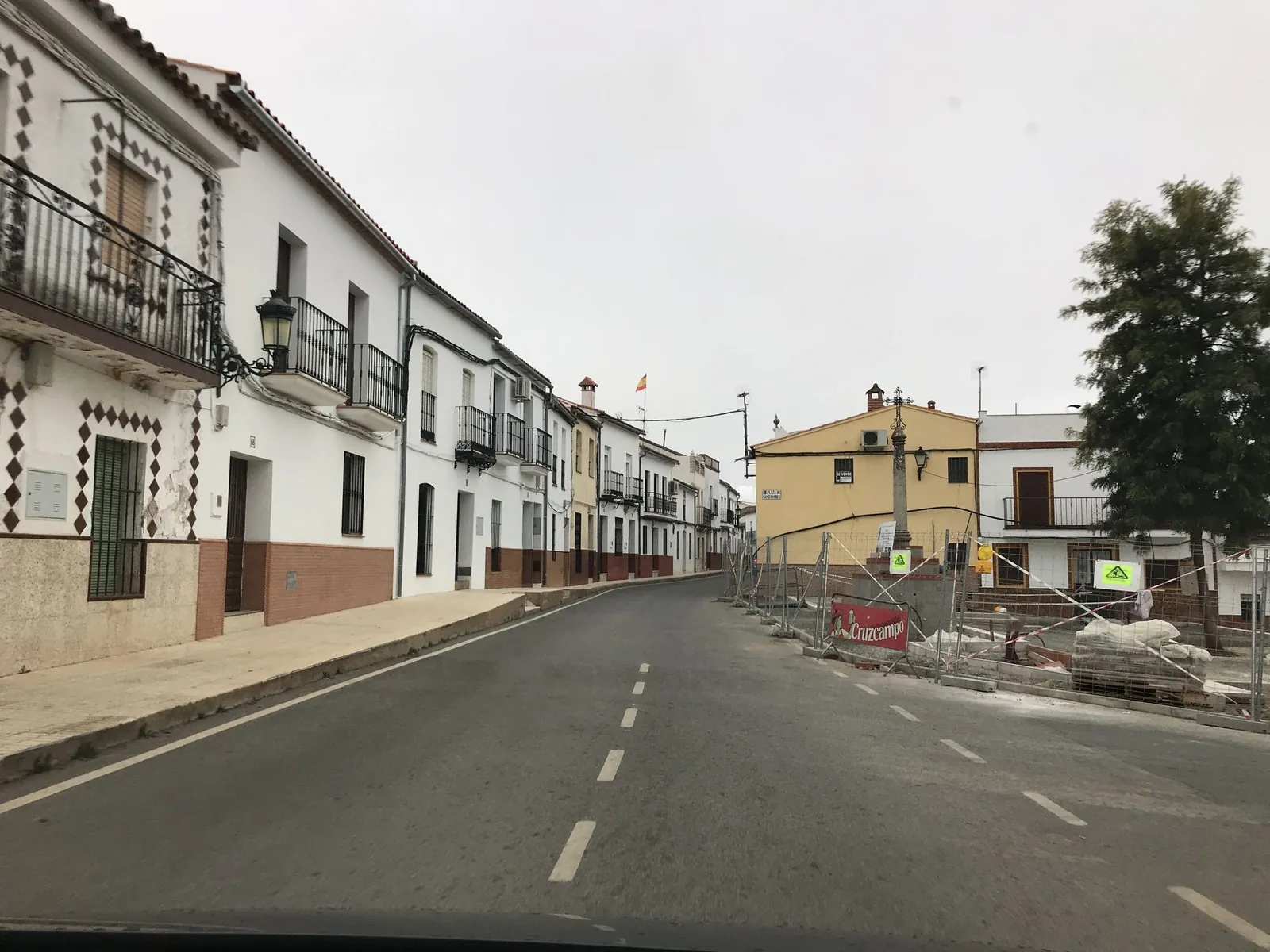 Aparcamiento gratuito en Plaza Manzanares en Alanís (Sevilla)