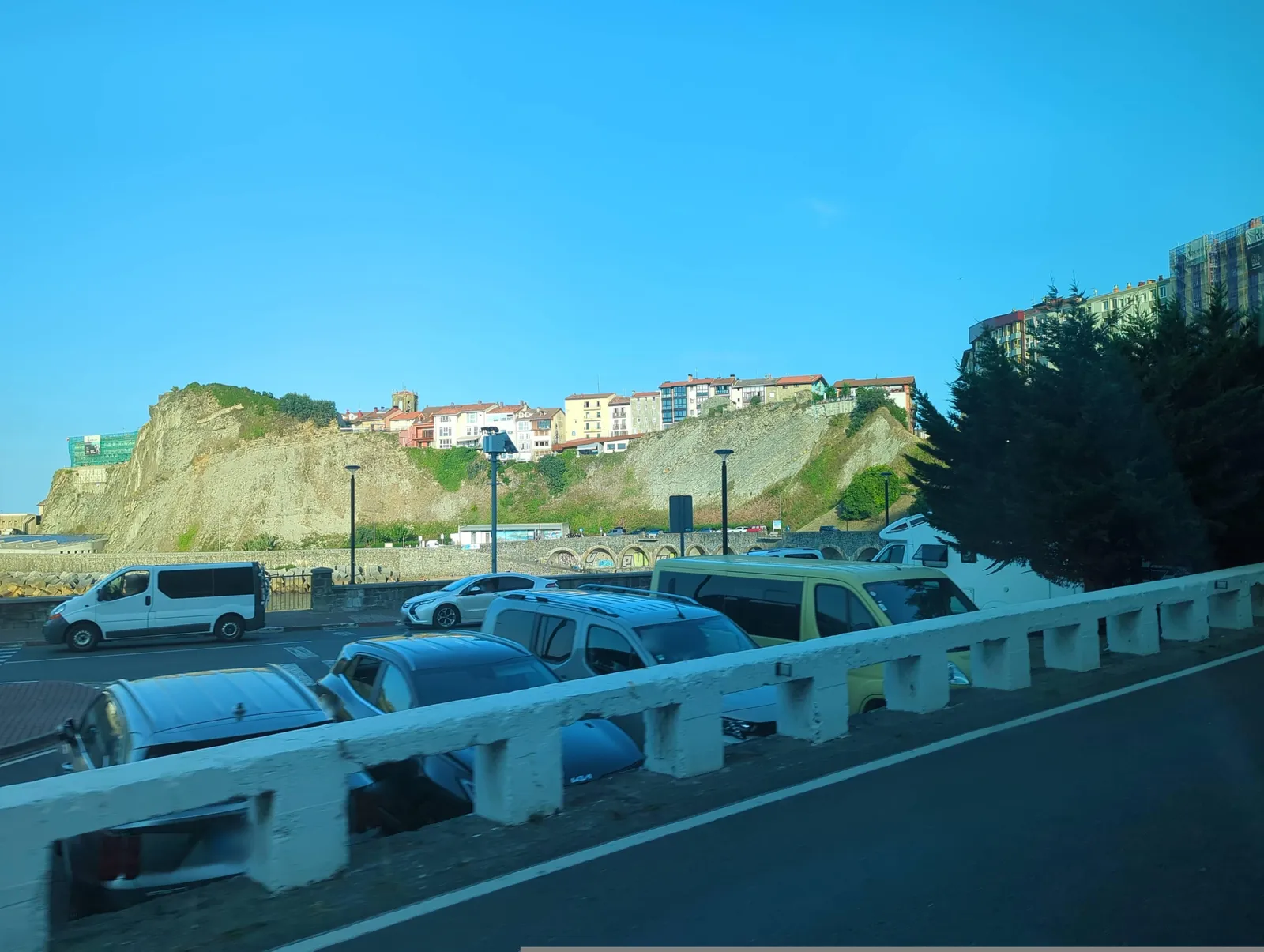 Parking de autocaravanas en la playa de Gaztetape (Getaria) en Getaria (Gipuzkoa)