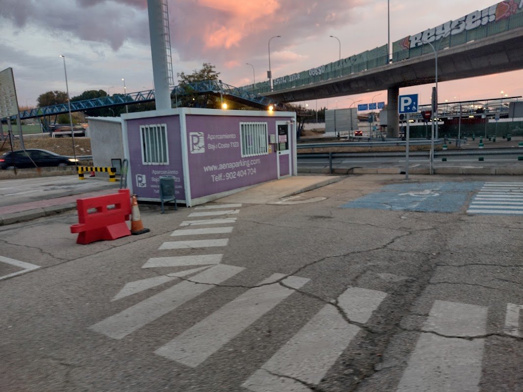 Parking bajo coste del aeropuerto de Barajas (T1, T2 y T3) en Madrid — foto 2 de 2