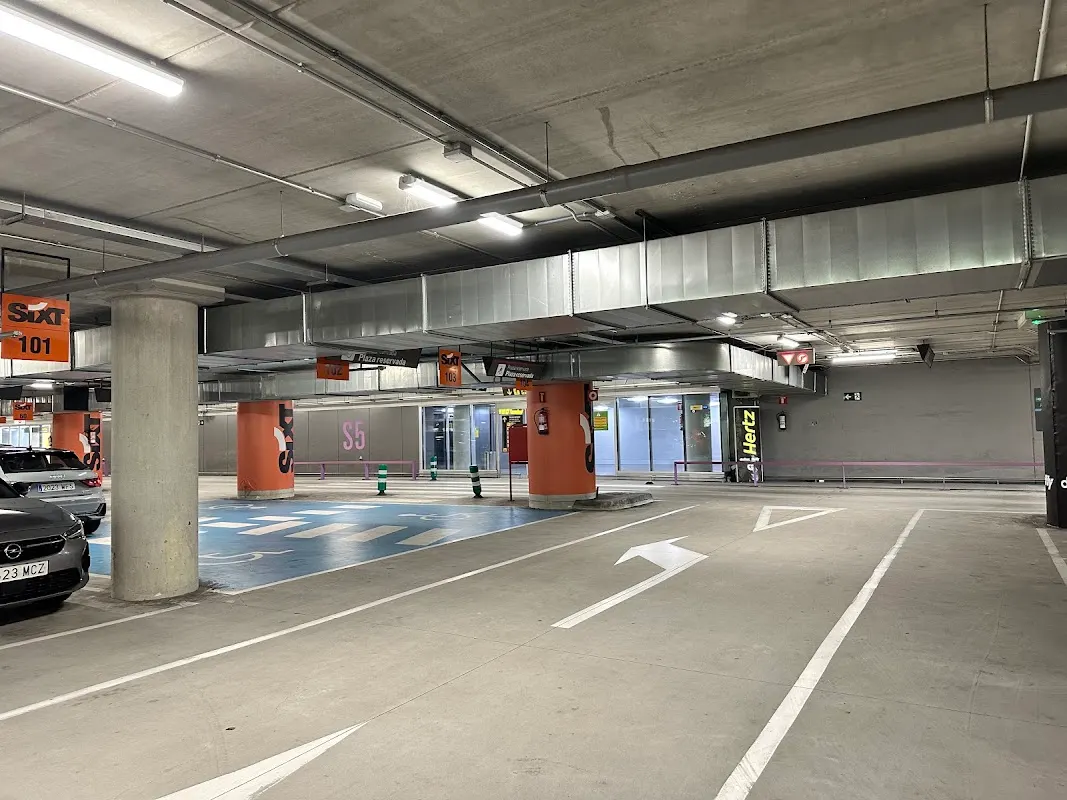 Parking AENA en el Aeropuerto de Santiago (Lavacolla) en Aeropuerto de Santiago de Compostela - Lavacolla (A Coruña)