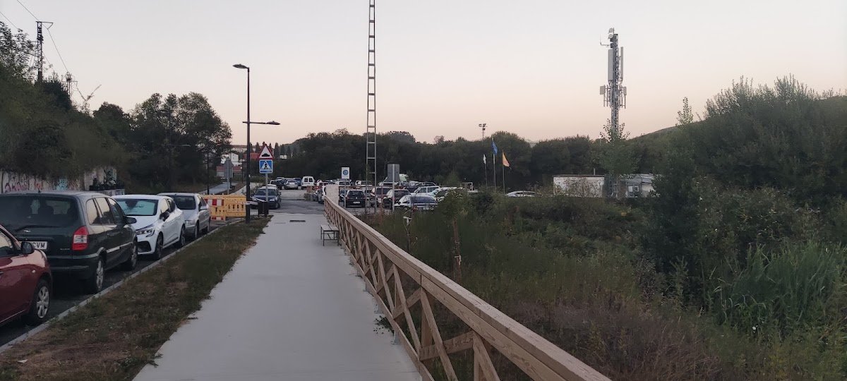 Parking gratis en la avenida de Lugo (Santiago de Compostela) en Santiago de Compostela (A Coruña)
