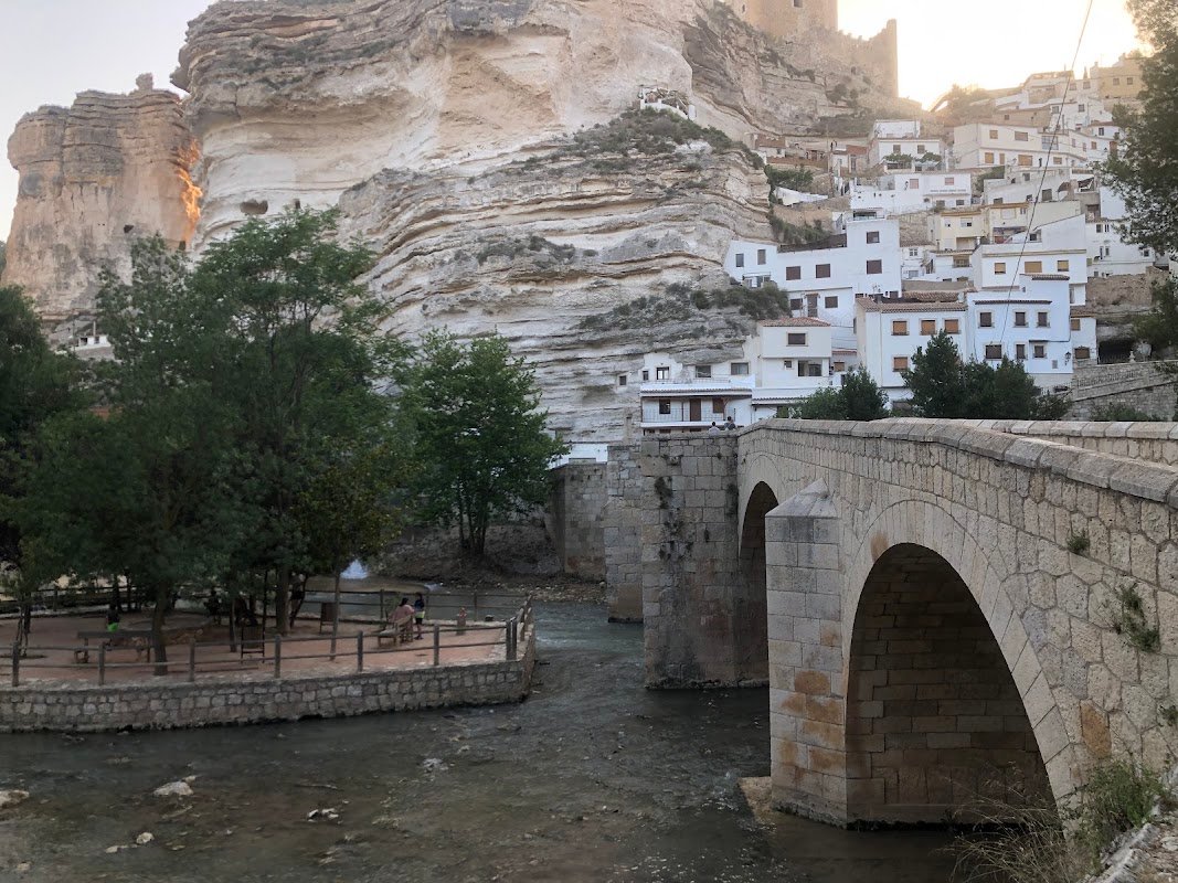 Parking en Alcalá del Júcar, junto al río y el Puente Romano en Alcalá del Júcar (Albacete)