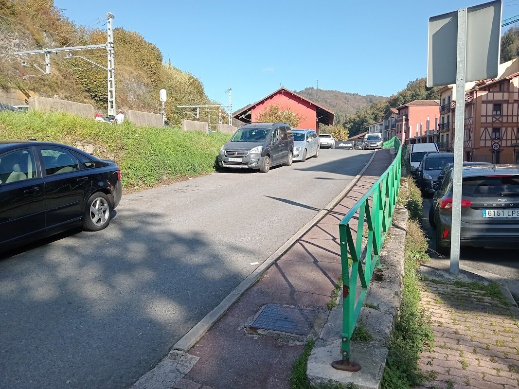 Parking en Bideberrieta kalea, junto a la estación de Alegia en Alegia (Gipuzkoa)