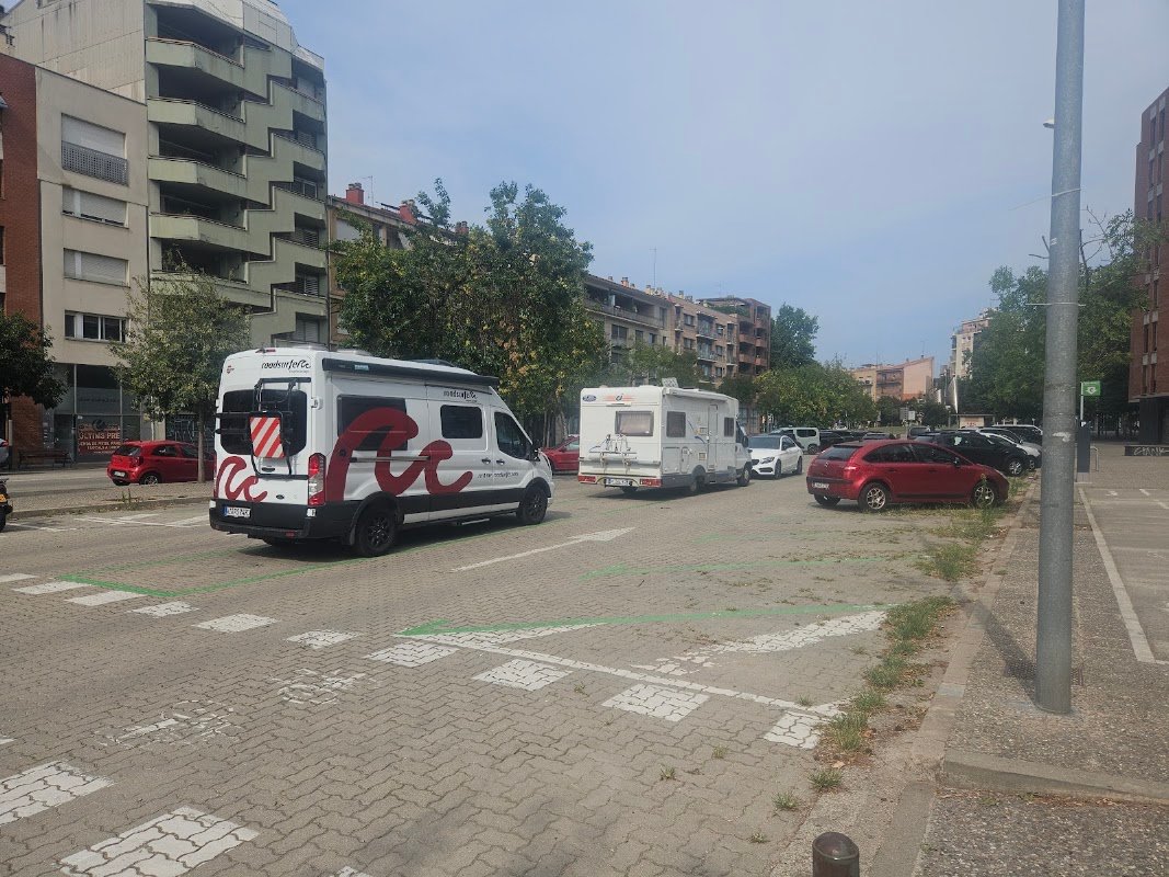 Parking regulado en Ramon Turró, junto a la estación de Girona en Girona