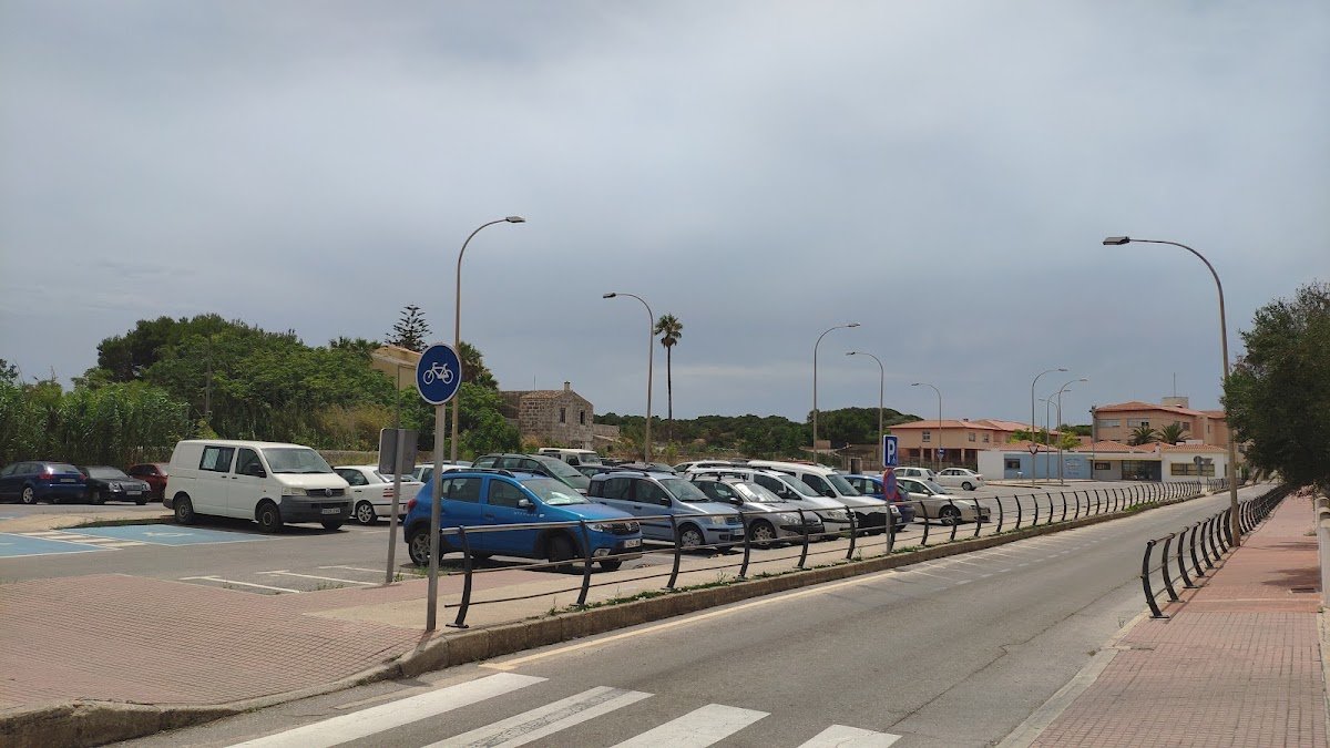 Parking de la escuela, en Es Castell en Es Castell (Illes Balears)