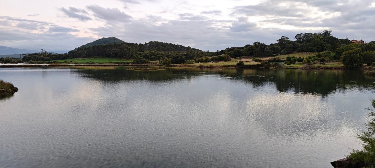 Aparcamiento de tierra junto a la playa de Berria en Argoños (Cantabria)