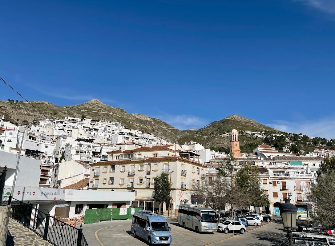 Parking gratuito de Cómpeta en la Avenida de la Constitución en Cómpeta (Málaga)