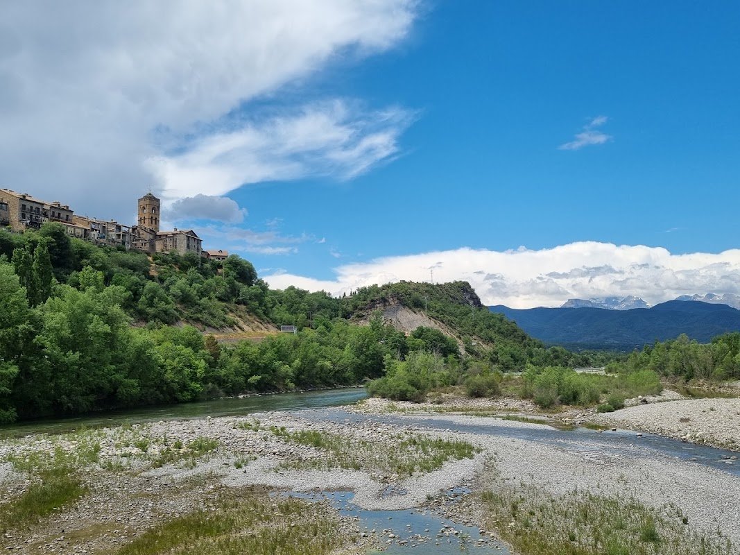 Parking de la Avenida Sudiera en Aínsa-Sobrarbe (Huesca) en Aínsa-Sobrarbe (Huesca)