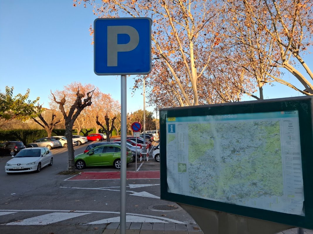 Parking en la Avinguda de Catalunya (els Monjos) en Santa Margarida i els Monjos