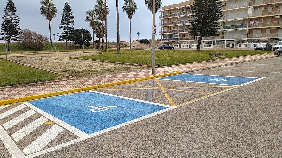 Aparcamiento gratuito en la Avinguda de la Mota, Platja de Xeraco en Xeraco (Valencia)