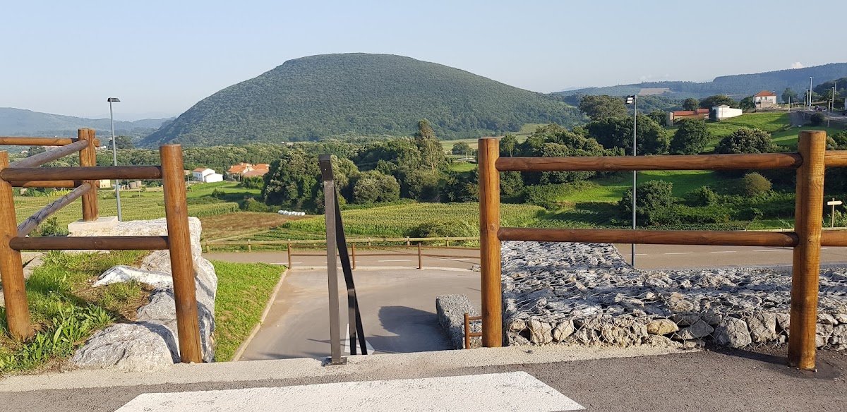 Aparcamiento gratuito en el barrio El Hoyo, Isla (Arnuero) en Arnuero (Cantabria)