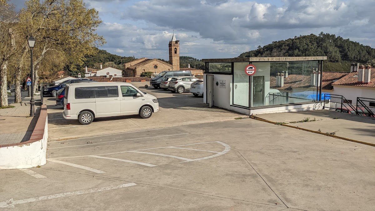 Aparcamiento gratuito en Calle Carretera en Almonaster la Real (Huelva)