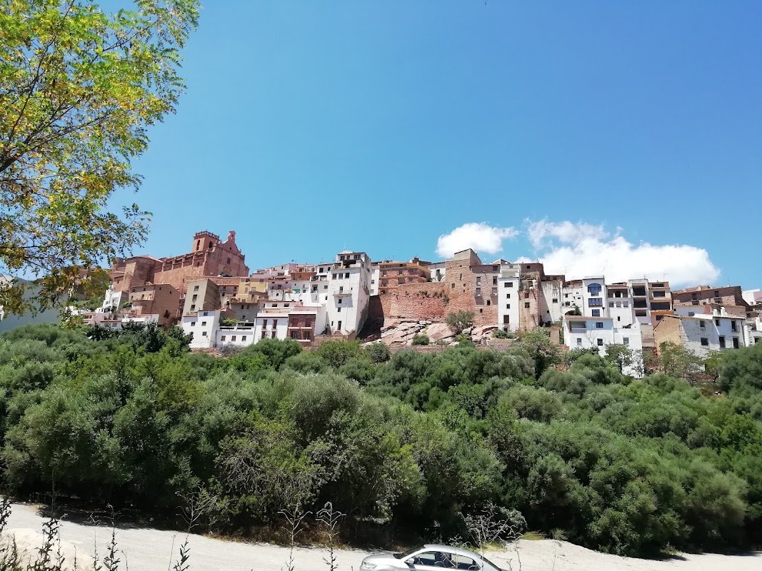 Aparcamiento gratuito al pie del casco histórico de Vilafamés en Vilafamés (Castellón)