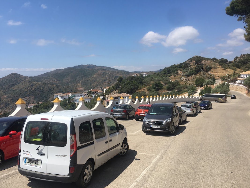 Parking gratuito a la entrada de Comares (Calle Levante) en Comares (Málaga)