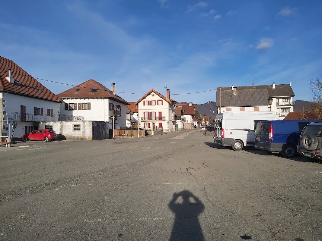 Aparcamiento gratuito en Calle Roncesvalles en Auritz/Burguete (Navarra) — foto 1 de 2