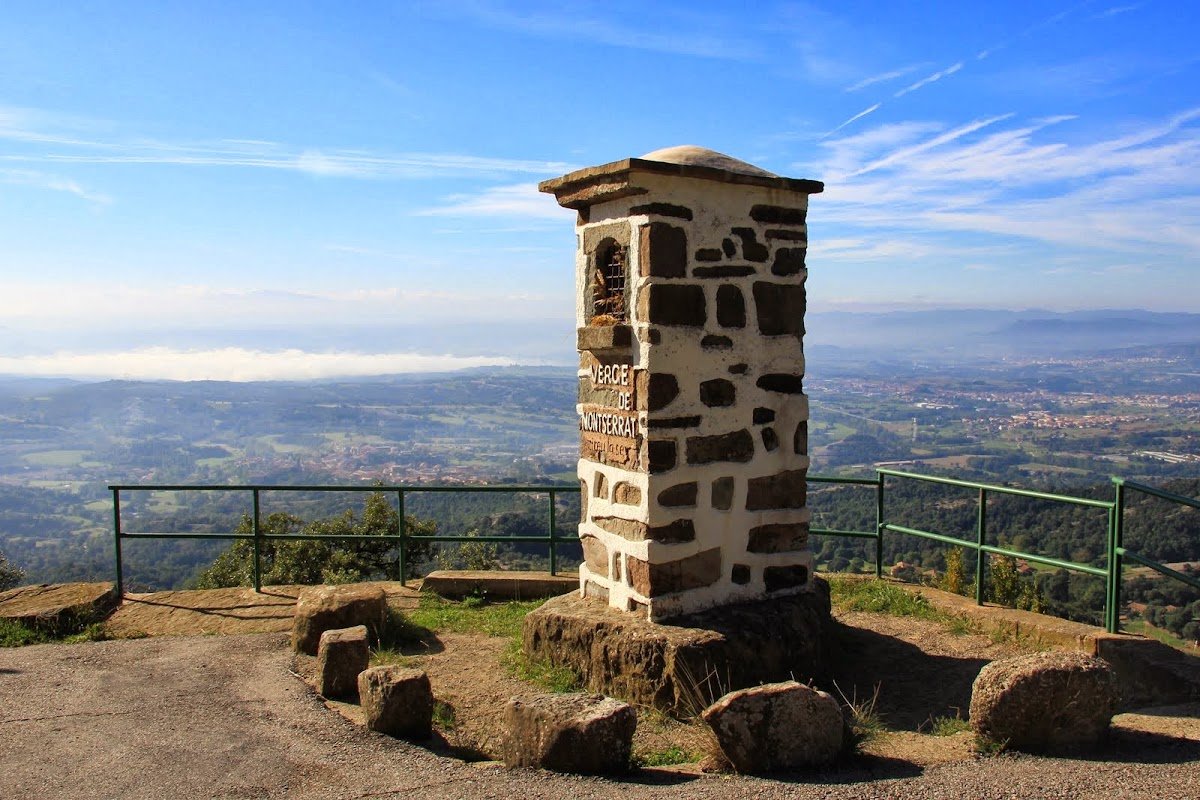Parking gratuito en el Camí de Bellmunt (Santuari de Bellmunt) en Vidrà (Girona)