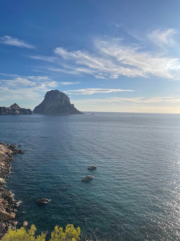 Aparcamiento del Camí de Cala d'Hort, en Cala Carbó (Ibiza) en Sant Josep de sa Talaia (Illes Balears)