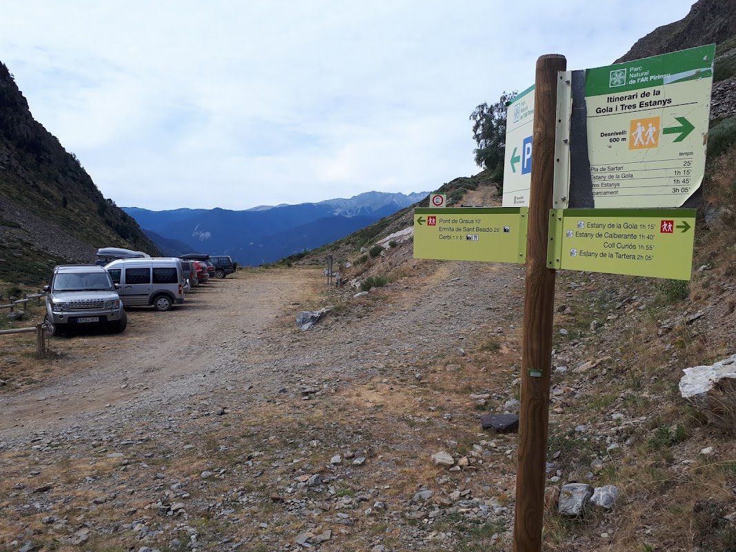 Parking gratuito del Estany de la Gola (Aparcament de Sartari) en Esterri d'Àneu (Lleida)