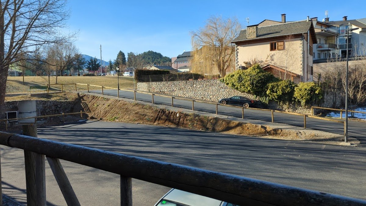 Aparcamiento municipal gratuito del Camí Ral, en Bellver en Bellver de Cerdanya (Lleida)