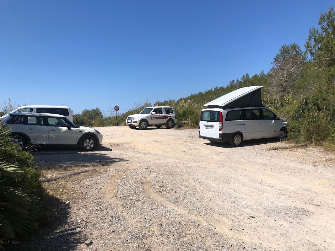 Aparcamiento gratuito de la collada de Vallgrassa (Garraf) en Olivella (Barcelona)