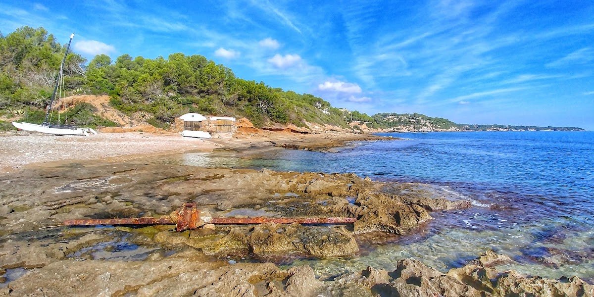 Aparcamiento gratuito del Carrer de les Oliveres, junto al mar en L'Ampolla (Tarragona)