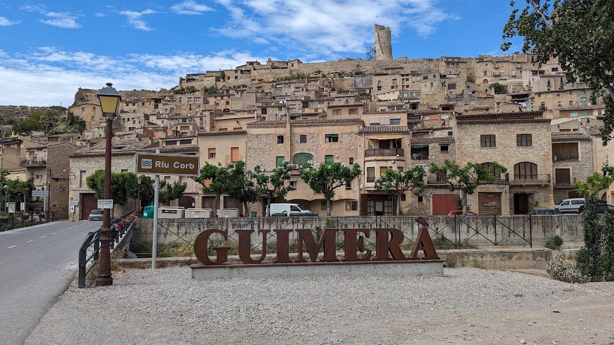 Aparcamiento municipal gratuito de Guimerà, al pie del pueblo en Guimerà (Lleida)