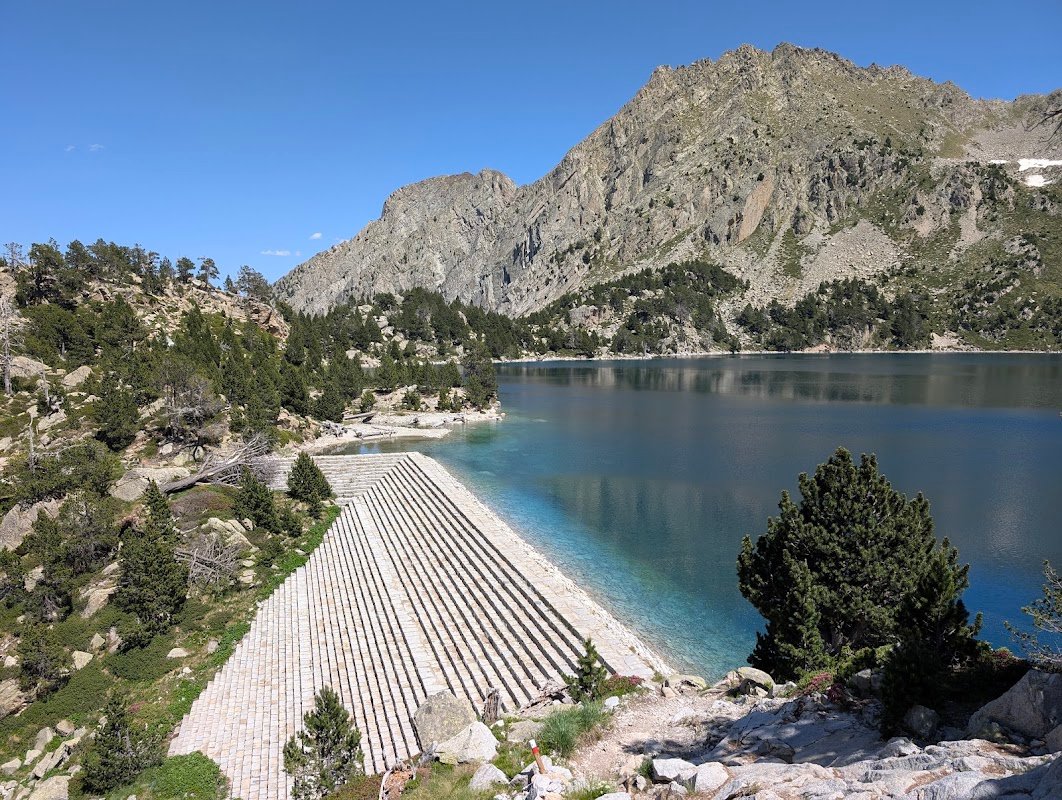 Aparcamiento gratuito en la carretera de Espot a Sant Maurici en Espot (Lleida)